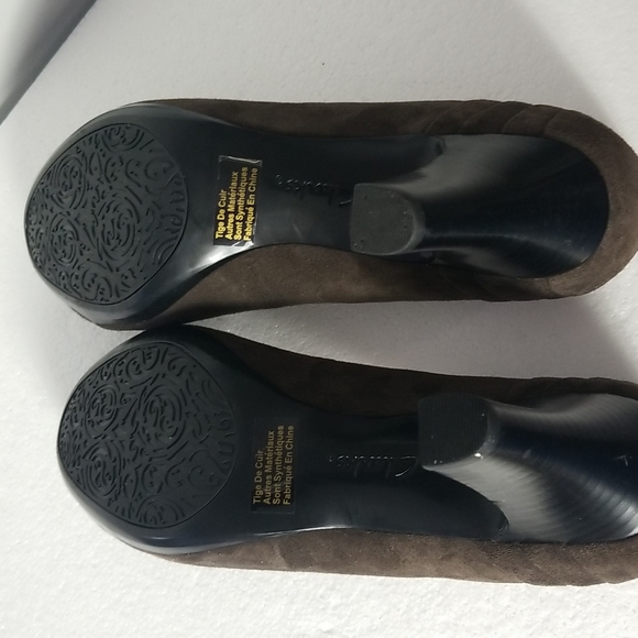 CLARKS ARTISAN BROWN SUEDE PUMPS - Picture 6 of 8